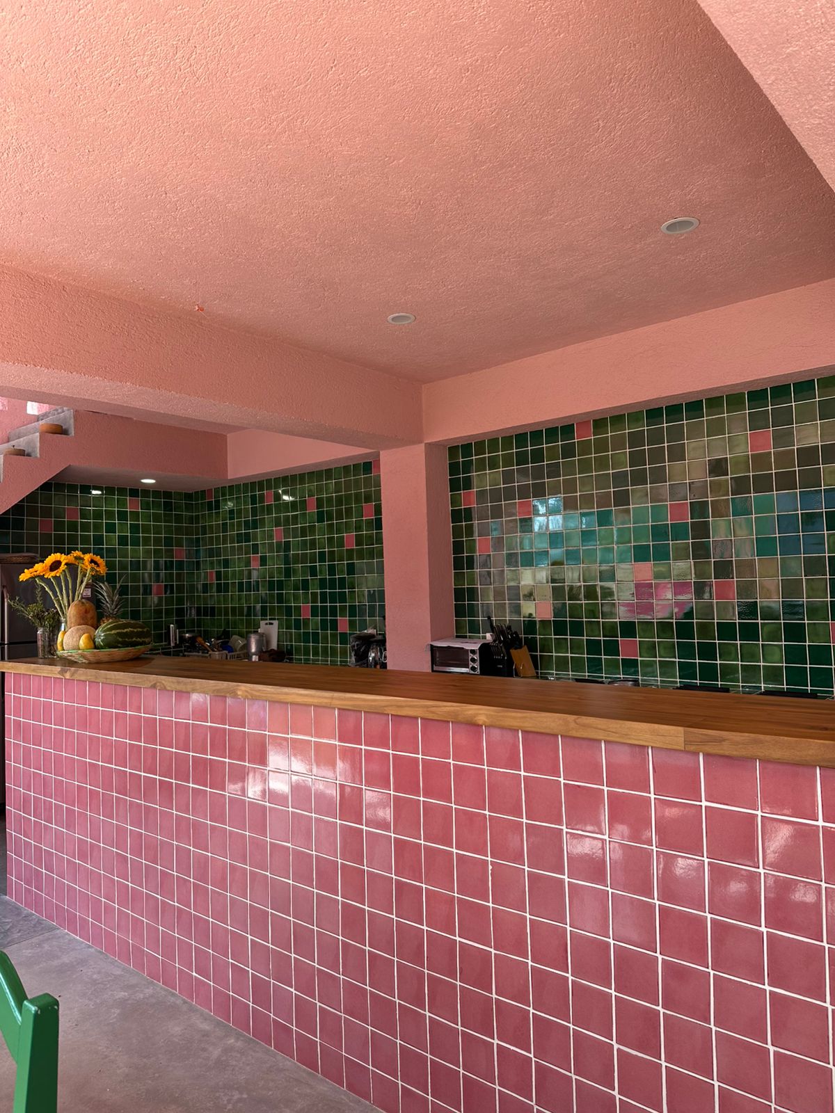 Cocina con azulejo artesanal Mosaica en verde y rosa