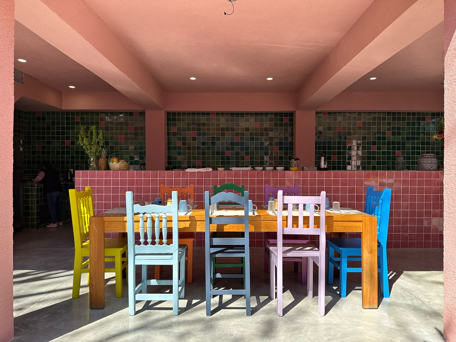 Comedor con azulejo rosa y verde